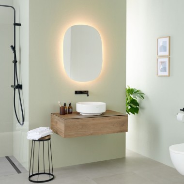Ovalno ogledalo Geberit Option s nadpultnim umivaonikom i kupaonskim namještajem VariForm