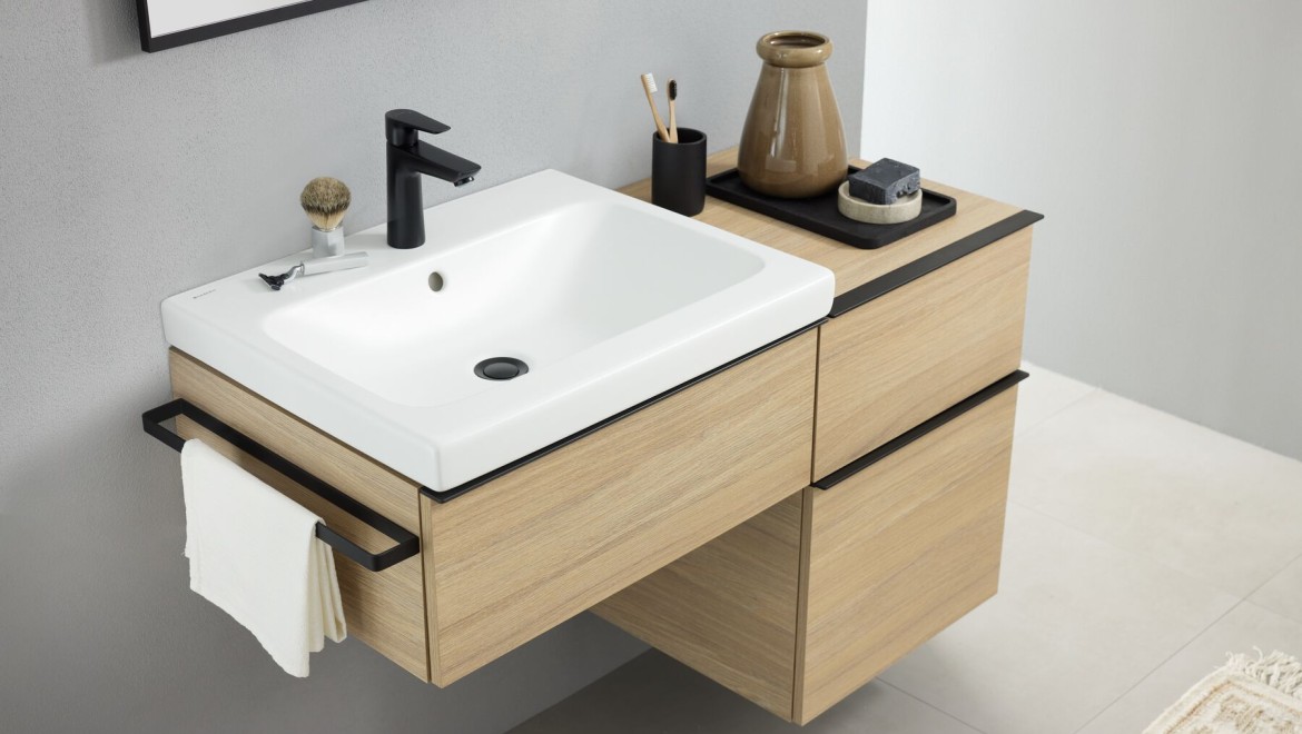 Kupaonica s nadpultnim umivaonikom Geberit iCon u mat bijeloj i kupaonskim priborom u mat crnoj