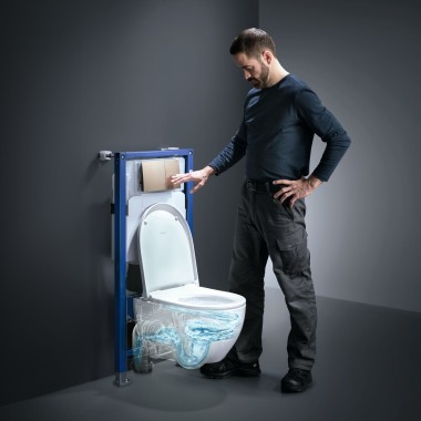 Muškarac aktivira tehnologiju TurboFlush WC školjke Geberit Acanto