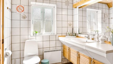 Originalna kupaonica s podnom Wc školjkom, bijelim pločicama i drvenim kupaonskim namještajem (© @triner2 and @strandparken3)