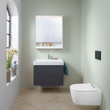 Mala kupaonica u mentolnoj boji s lava bazom za umivaonik, elementom s ogledalom, tipkom za aktiviranje i sanitarnom keramikom proizvođača Geberit