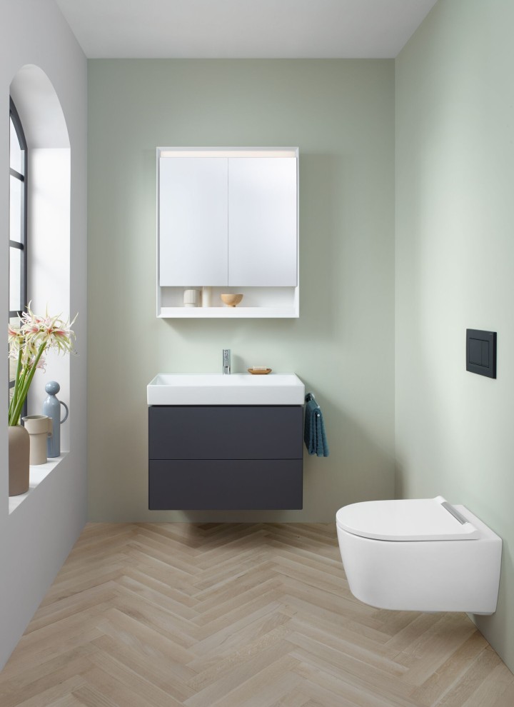 Mala kupaonica s konzolnom Wc školjkom, elementom s ogledalom i bazom za umivaonik iz kupaonske linije Geberit ONE